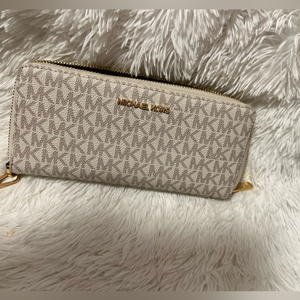 Michael Kors Wallet. Like New!!
